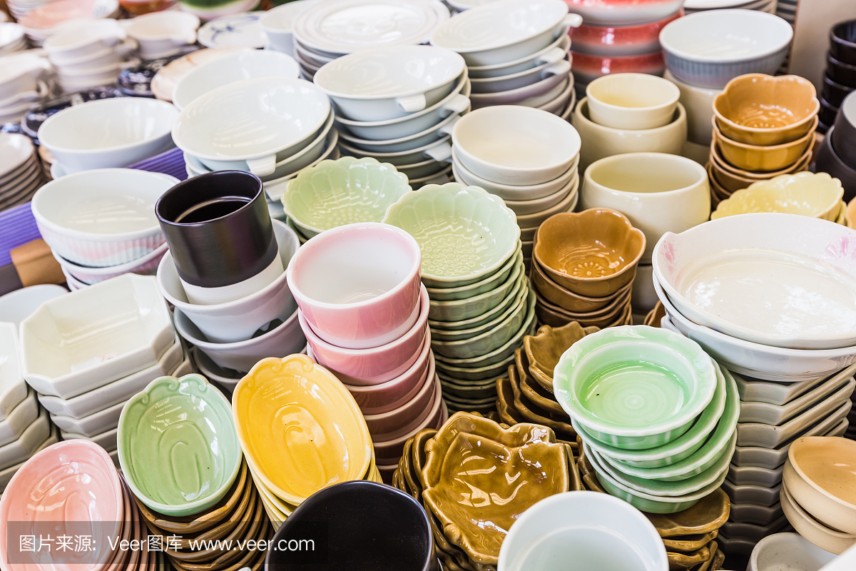 一堆堆五颜六色的陶瓷碗。