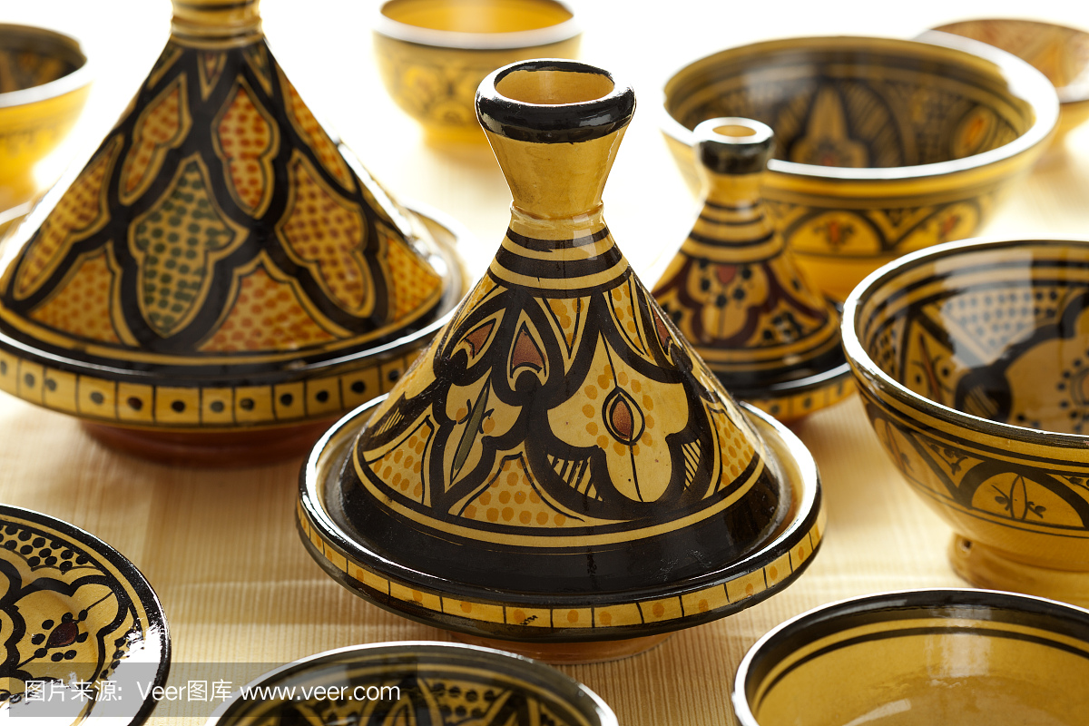 市场上五颜六色的摩洛哥陶器